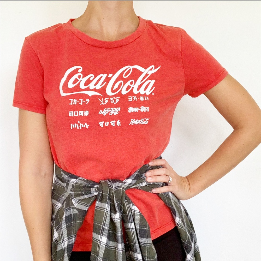 Coca Cola red foreign language graphic print logo tee size small